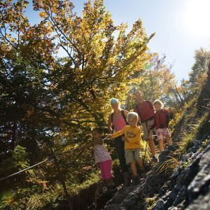 KAM_000774_Familie-auf-Wanderpfad_Fotograf-Martin-Lugger.jpg